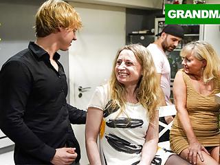 Versaute alte Schlampen auf der Jagd nach guten Sexpartys