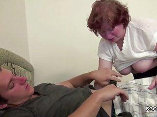 Oma verführt ihn zum ersten Mal