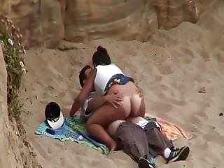 Sie bewegt ihren reichen Arsch am Strand