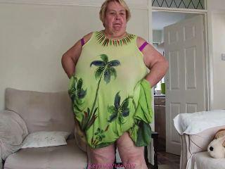 Die voll fette Oma strippt für uns