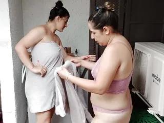 Reifer Lesben ficken sich in Nahaufnahme die Muschi